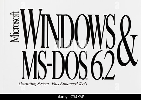 Detail eines alten Microsoft Windows und MS-DOS Version 6.2 Handbuchs, etwa Anfang der 1990er Jahre hautnah. Stockfoto