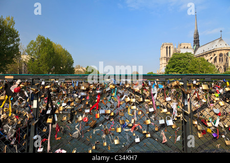 Liebesschlösser auf der Pont de l'Archeveche in der Nähe von Notre Dame, Paris Stockfoto