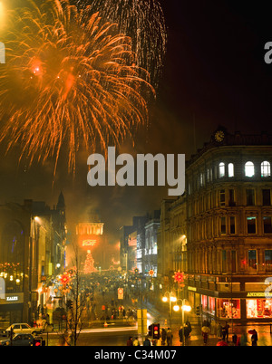 Belfast, Grafschaft Antrim, Nordirland, vorweihnachtliche Firework Display außen Rathaus Stockfoto