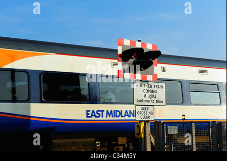 Zug vorbei Eisenbahn Kreuzung Warnung Lichter Beeston England uk Stockfoto