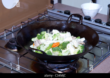 Stir Fry Brokkoli Blumenkohl Gemüse und Schweinefleisch in asiatischen Wok Stockfoto