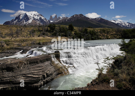 Ansichten von Torres del Paine und Fluss Paine, Patagonien, Chile, Südamerika. Stockfoto