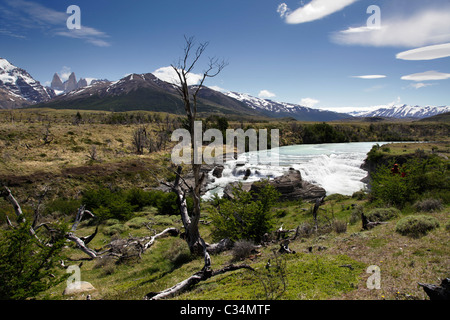 Ansichten von Torres del Paine und Fluss Paine, Patagonien, Chile, Südamerika. Stockfoto