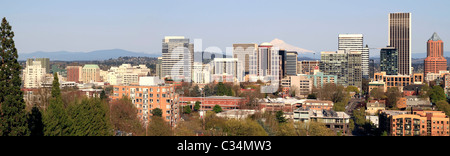 Portland Oregon Skyline der Innenstadt mit Mount Hood Panorama Stockfoto