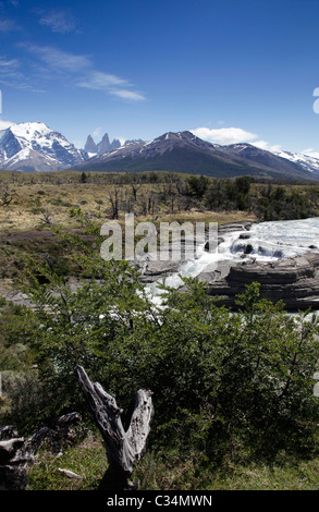 Ansichten von Torres del Paine und Fluss Paine, Patagonien, Chile, Südamerika. Stockfoto