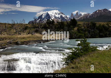 Ansichten von Torres del Paine und Fluss Paine, Patagonien, Chile, Südamerika. Stockfoto