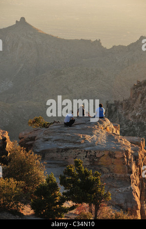 Touristen im windigen Punkt Vista auf Mount Lemmon, Tucson, Arizona, USA, Coronado National Forest, Sonora-Wüste. Stockfoto