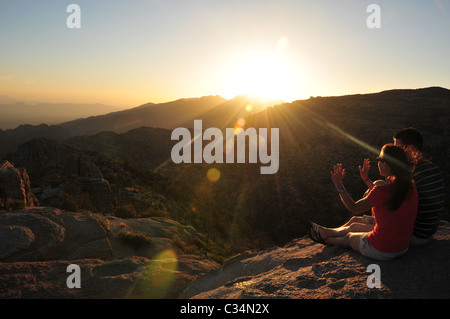 Touristen im windigen Punkt Vista auf Mount Lemmon, Tucson, Arizona, USA, Coronado National Forest, Sonora-Wüste. Stockfoto