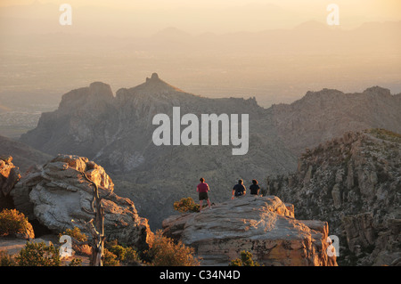 Touristen im windigen Punkt Vista auf Mount Lemmon, Tucson, Arizona, USA, Coronado National Forest, Sonora-Wüste. Stockfoto