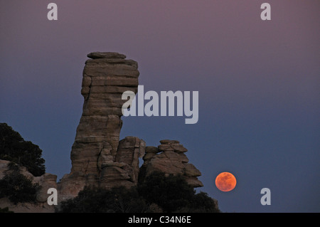 Die Rock-Funktion, General Hitchcock und der Vollmond gesehen von Windy Point Vista auf Mount Lemmon, Tucson, Arizona, USA. Stockfoto