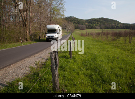 Great-Smoky-Mountains-Nationalpark, Tennessee - Freizeit-Fahrzeug unterwegs in Cades Cove. Stockfoto