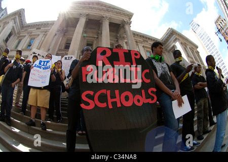 Studenten protestieren Schulschließungen vor der NYC Department of Education Stockfoto