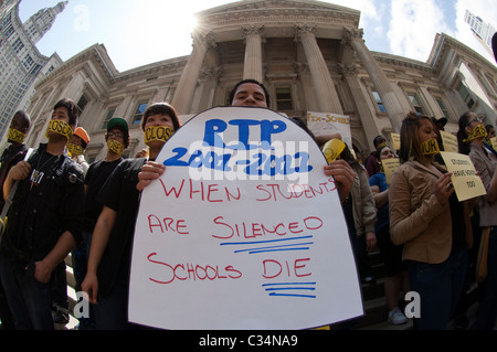 Studenten protestieren Schulschließungen vor der NYC Department of Education Stockfoto