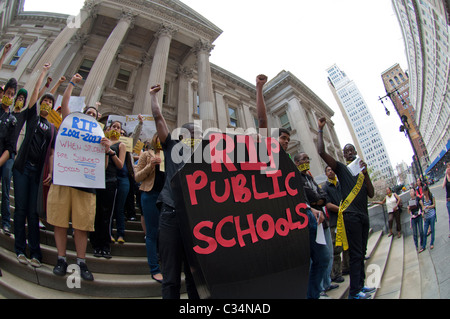 Studenten protestieren Schulschließungen vor der NYC Department of Education Stockfoto