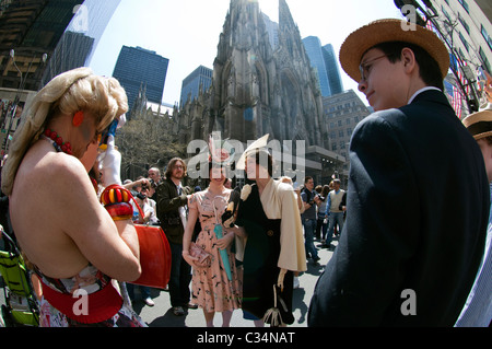 Tausende erweisen auf einen warmen und sonnigen Ostersonntag in New York am 24. April 2011 für die alljährliche "Parade" Stockfoto