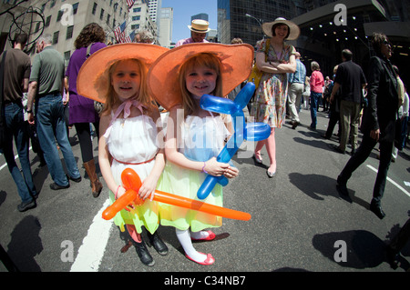 Tausende erweisen auf einen warmen und sonnigen Ostersonntag in New York am 24. April 2011 für die alljährliche "Parade" Stockfoto