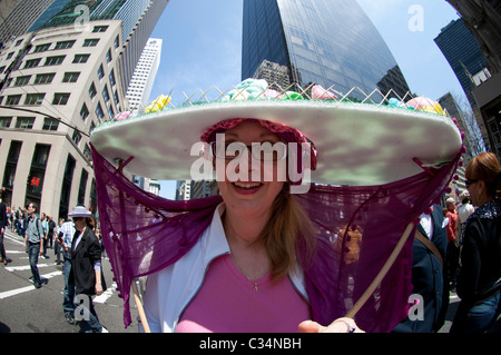 Tausende erweisen auf einen warmen und sonnigen Ostersonntag in New York am 24. April 2011 für die alljährliche "Parade" Stockfoto