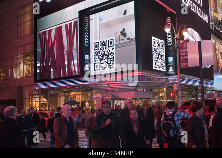 Das beleuchtete Display von American Eagle Outfitters speichern in New York Einrichtungen QR-Codes (quick Response) für Werbetreibende Stockfoto