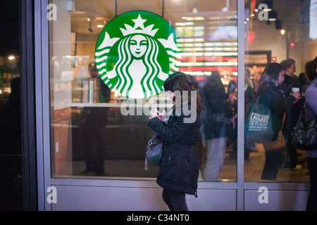 Ein Starbucks am Times Square in New York zeigt ihre neuen sans-Typografie-logo Stockfoto