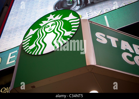 Ein Starbucks am Times Square in New York zeigt ihre neuen sans-Typografie-logo Stockfoto