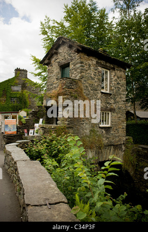 Bridge House, Ambleside - kleines Steinhaus auf einer Brücke über den Stock Beck Fluss. Cumbria. Stockfoto