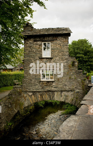 Bridge House, Ambleside - kleines Steinhaus auf einer Brücke über den Stock Beck Fluss. Cumbria. Stockfoto