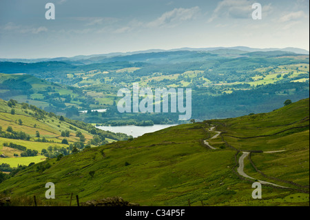 Blick vom Fuße des Kirkstone Pass schaut Kirkstone Straße in Richtung Windermere. Stockfoto