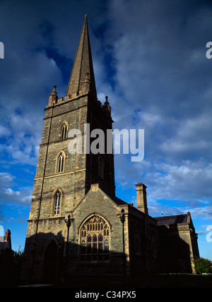 St. Columbs Kathedrale, Co Derry, Irland; Kirche außen am frühen Abend Stockfoto