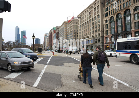 Fußgänger überqueren Sie an einer Kreuzung in der Innenstadt von Chicago Stockfoto