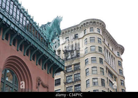 Detail des Daches Ornamenten auf Chicagos Harold Washington Library Center. Stockfoto