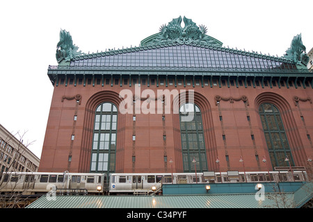 Chicagoer Hochbahn vergeht der Harold Washington Library Center, im Jahr 1991 abgeschlossen, aber unter Hinweis auf einen früheren Stil Stockfoto