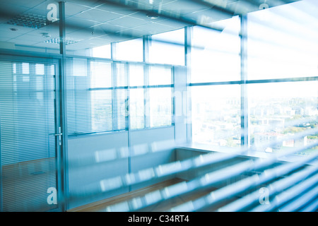 Bild des Korridors im Bürogebäude mit großen Fenstern vorbei Tageslicht Stockfoto