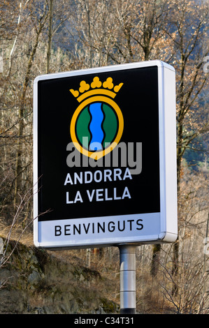 In die Hauptstadt Andorra La Vella, Willkommen Anmelden Katalanisch am Eingang von Andorra La Vella, Andorra Willkommen Stockfoto