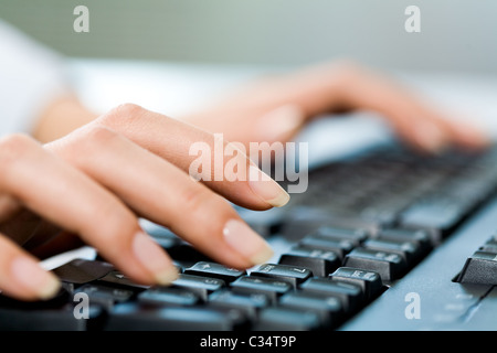 Nahaufnahme von weiblichen Händen berühren Tasten der schwarzen Tastatur Stockfoto