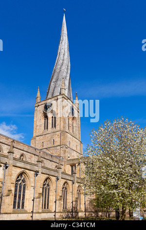 Str. Marys Kirche Chesterfield mit einer berühmten verdrehte Turmspitze Derbyshire England GB UK EU Europa