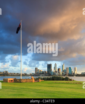 Australische Flagge in Sir James Mitchell Park, South Perth bei Sonnenaufgang über Perth City fliegen. Stockfoto