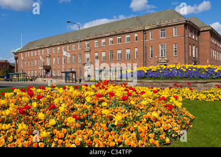 Blumenschmuck in einem Kreisverkehr in der Corporation Street, der die zeigt Council House Büros Derby Stadtzentrum Derbyshire England GB Großbritannien Europa Stockfoto