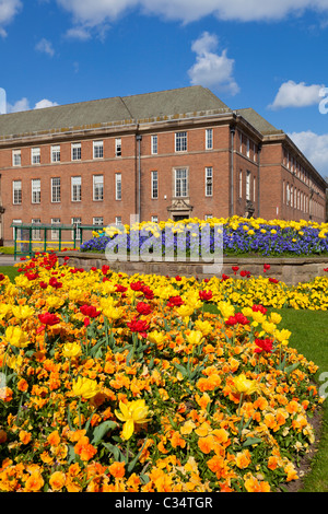 Blütenpracht auf einen Kreisverkehr an der Corporation Street zeigt Rat Haus Büros Derby Stadtzentrum Derbyshire England GB Stockfoto