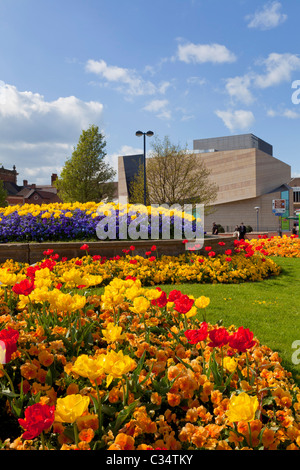 Blütenpracht auf einen Kreisverkehr an der Corporation Street zeigt das Quad Derby Stadtzentrum Derbyshire England GB UK EU Europa Stockfoto