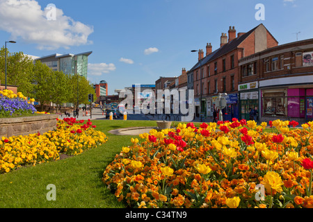 Blütenpracht auf einen Kreisverkehr auf Corporation Street Derby Stadtzentrum Derbyshire England GB UK EU Europa Stockfoto