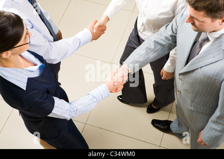 Foto der erfolgreichen Business Partner Handshake nach dem Auftreffen auf viel Stockfoto