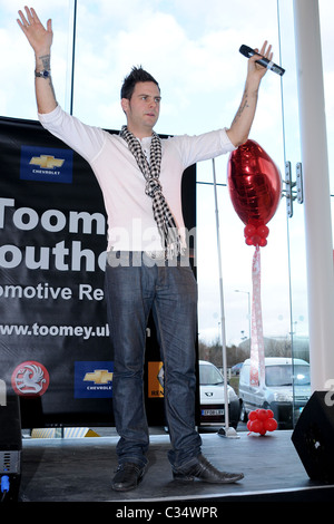 Scott Robinson, Ex-Mitglied der Boyband 5ive führt bei der Vorstellung des neuen Toomey Automotive Retail Parks in Rochford. Stockfoto