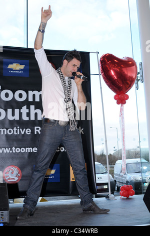 Scott Robinson, Ex-Mitglied der Boyband 5ive führt bei der Vorstellung des neuen Toomey Automotive Retail Parks in Rochford. Stockfoto