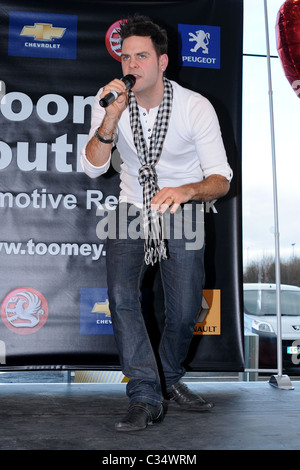 Scott Robinson, Ex-Mitglied der Boyband 5ive führt bei der Vorstellung des neuen Toomey Automotive Retail Parks in Rochford. Stockfoto