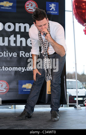 Scott Robinson, Ex-Mitglied der Boyband 5ive führt bei der Vorstellung des neuen Toomey Automotive Retail Parks in Rochford. Stockfoto