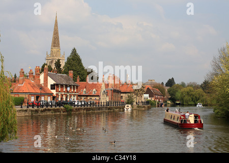 Ein Kanal Narrowboat übergibt das Old Anchor Inn auf der Themse, Abingdon, Oxfordshire, England. UK Stockfoto