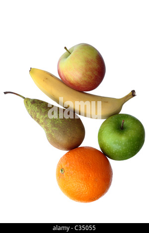 Verschiedene Früchte, Äpfel, Banane, Birne und Orange scheinen ausgewogen in einer Stilleben Komposition isoliert auf einem weißen Hintergrund. Stockfoto