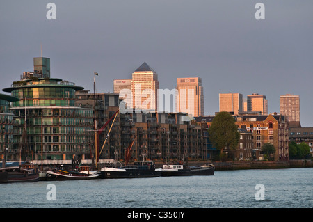 Blick auf Olivers Wharf und Canary Wharf Wolkenkratzer Wapping London UK Stockfoto