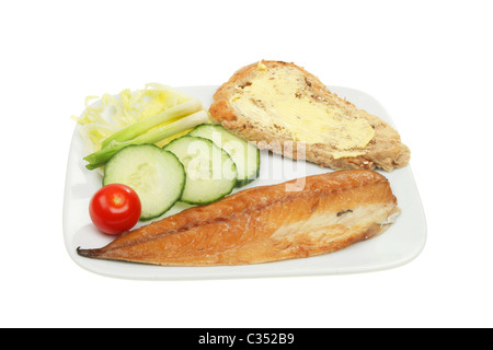 Platte mit geräucherter Makrele Salat und Brot isoliert auf weiss Stockfoto