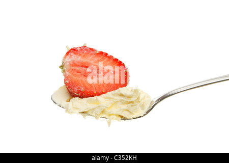 Erdbeeren und Sahne in einem Löffel isoliert gegen weiß Stockfoto
